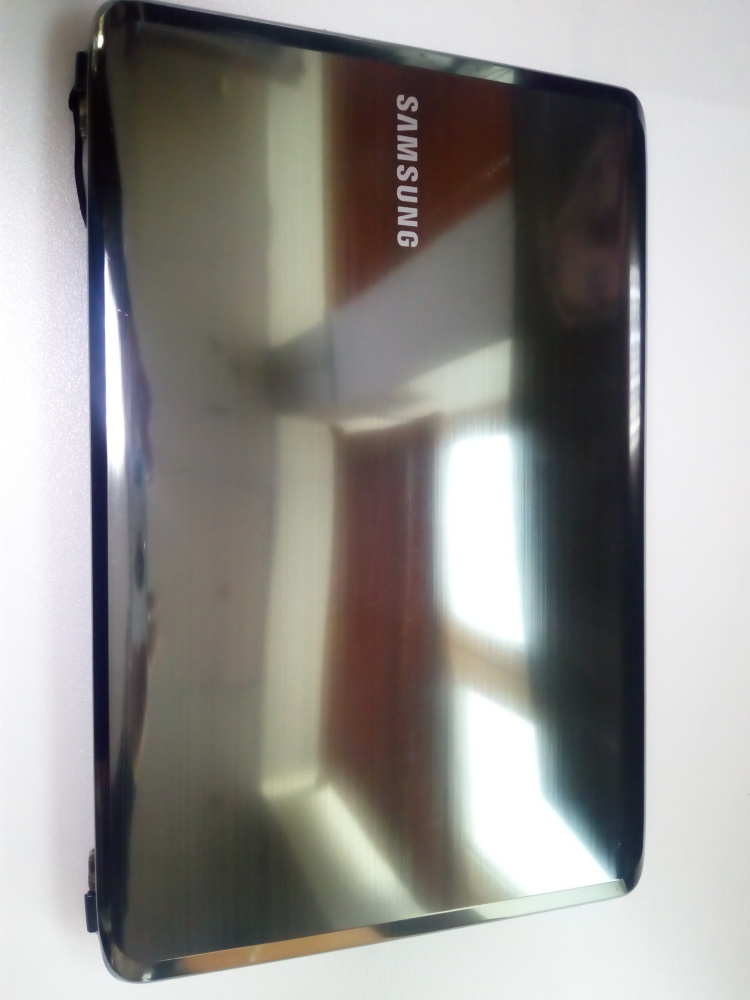 Заказать онлайн Крышка верхняя для Samsung R525 в интернет-магазине компьютерной техники com-dv.ru с доставкой по Хабаровску недорого.